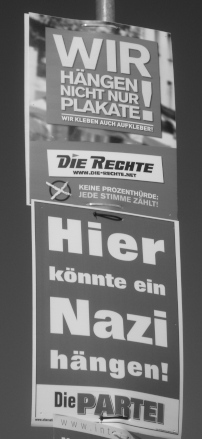 Plakat darunter: Hier könnte ein Nazi hängen