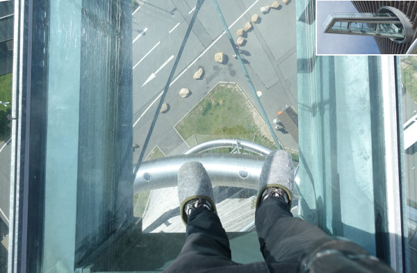 Sicht durch Glasboden nach unten